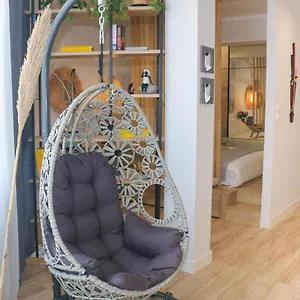 https://luxury-80m2-apartment-with-balcony-downtown-thessaloniki.hotels-of-thessaloniki.com
